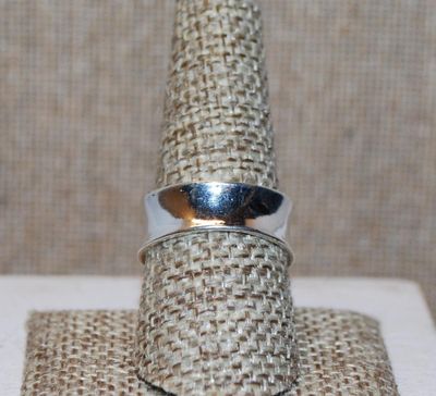 Size 8¾ Square "Picture Frame" Polymer Flower Graphic on a Solid Wide Silver Tone Band (7.8g)
