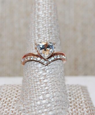 Size 9½ Clear Single Heart Shaped Stone Ring with Row of Accent Stones on a Silver Tone Band (3.2g)