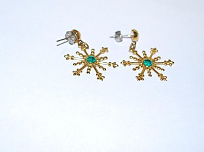 Green Center Stone STAR EARRINGS Set with Gold Tone Spikes and Stud Post Clasp
