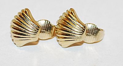 Delicate Gold Colored CLAM SHELL EARRINGS Set with SNAP Clasp