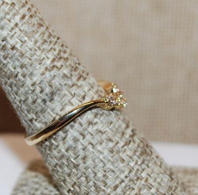 Size 8 Delicate Triple Round Clear Stones Ring in a "V" Setting on a Gold Tone Band (1.5g)