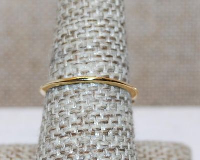 Size 6 Hi-Rise Single 4 Prong Marquise Cut Clear Stone & 4 Stone Side Accents on a Gold Tone Band (2.5g)