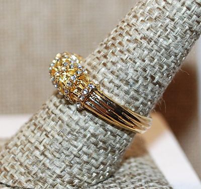 Size 6 ½ Criss-Cross Bright Brilliant Stones on a "Bundled" Gold Tone Band (5.0g)