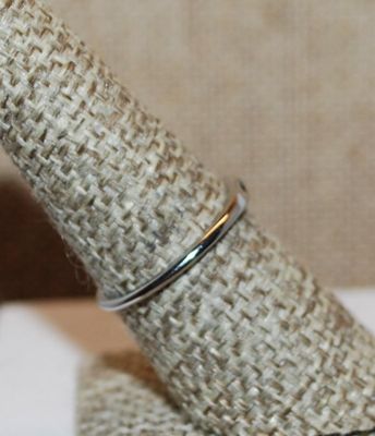 Size 7 ¼ Delicate TINY Enamel BLACK HEART Infinity-Style Ring on a Silver Tone Band (1.1g)