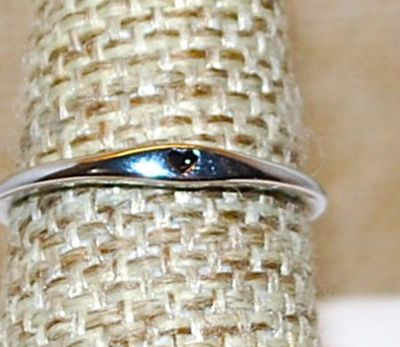 Size 7 ¼ Delicate TINY Enamel BLACK HEART Infinity-Style Ring on a Silver Tone Band (1.1g)