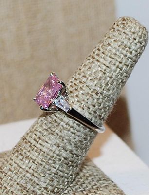Size 6¾ Beveled Rectangle Transparent PINK Main Stone Ring with 2 Slanted Side Accents on a Silver Tone Band (3.8g)