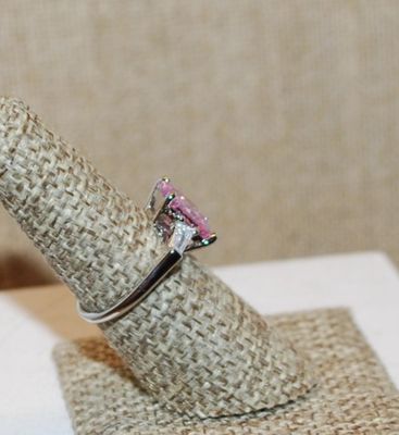 Size 6¾ Beveled Rectangle Transparent PINK Main Stone Ring with 2 Slanted Side Accents on a Silver Tone Band (3.8g)