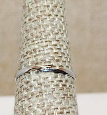 Size 7--7½ ADJUSTIBLE Split Silver Tone Band Ring with HEART & Blue Round Main Stone (1.9g)