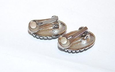 Silver Colored Oval GROOVED EARRINGS Set with Snap Closure Clasp