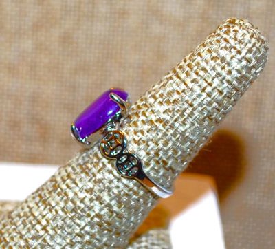 Size 8½ Bright PURPLE Oval CABOCHON GEMSTONE Ring with 2 Side Spheres on a Silver Tone Band (3.6g)