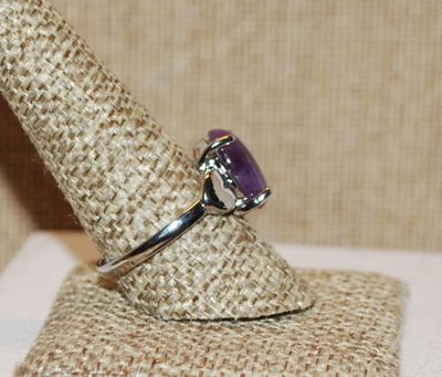 Size 10 PURPLE Oval Opaque Stone CABOCHON GEMSTONE Ring with Heart Side Accents on a Silver Tone Band (3.8g)