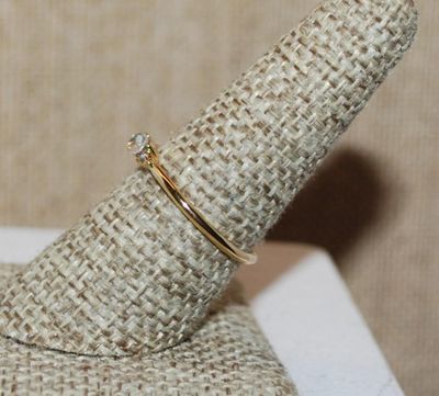Size 5½ Delicate Horizontal Clear Stone Ring & 2 Round Clear Side Stones on a Gold Tone Band (1.1g)