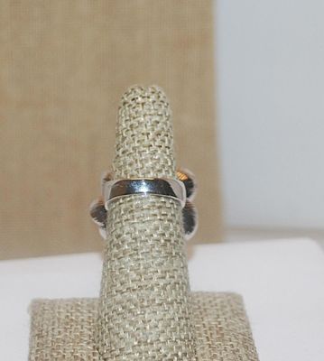 Size 5½ Showy Enameled BLACK FLOWER RING with 3 Pronged Round Beveled Clear Center Stone and Silver Tone Band (11.9g)