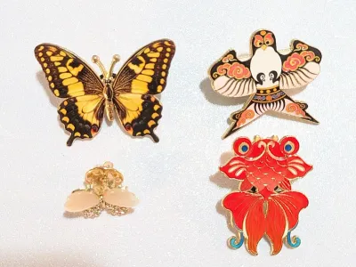 ***NEW ARRIVAL*** Collection of 4 PINS--"Assortment of "BUTTERFLIES, FISH & BIRD" (1½") on a Gold Tone Setting