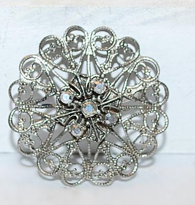Hearts Filigree-Style Surround BROOCH (1¾" Diam.) with a 5 Stone Raised Center on a Silver Tone Setting