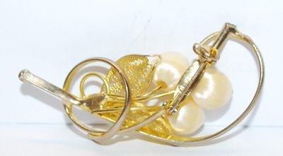 Gold Colored Filigree Wired "White Onions" BROOCH (2½" x 1") on a Gold Tone Setting