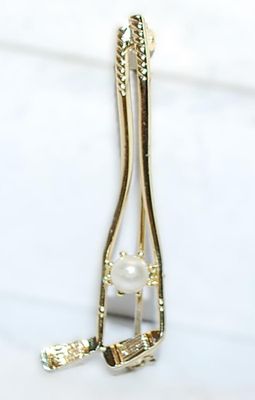 Double Gold Colored GOLF CLUBS BROOCH (2¼" x ¾") with a Faux Pearl Accent on a Gold Tone Setting