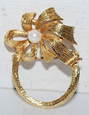 Single Faux White Pearl & Ribbon BROOCH (1¼" x 1") with Circle Ring on a Gold Tone Setting
