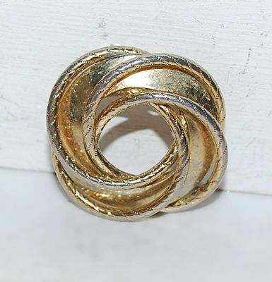 Gold Colored CONCENTRIC CIRCLES BROOCH (1¼" Diam.) with Edge Grooves on a Gold Tone Setting