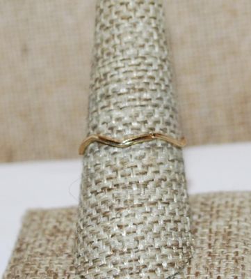Size 8 Very Delicate Thin Gold Colored "WAVE" Ring (0.6g)