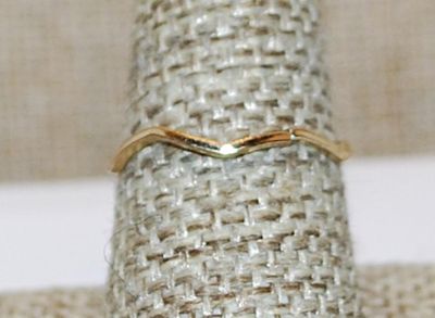 Size 8 Very Delicate Thin Gold Colored "WAVE" Ring (0.6g)