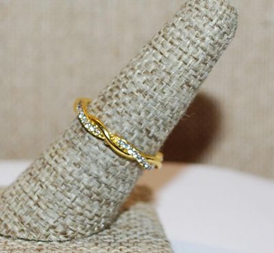 Size 7 Beautiful Infinity Twisted Gold Colored RING with Line of Clear Stones Intertwined (2.9g)