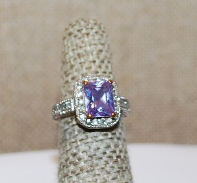 Size 5 VINTAGE Beveled Emerald Cut Purple Stone RING with Clear Stone Surround and Band Accents on a Silver Tone Band (5.0g)