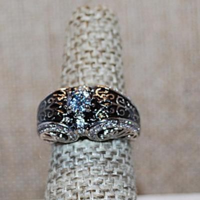 Size 8 Marked .925 "Puffy" BLACK Party Ring with a Single Main Clear Round Stone on a Silver Band (5.9g)