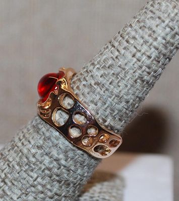 Size 7½ Bright RED Round Glass Stone RING with a Cut-Out Gold Tone OPEN-ENDED Band (3.6g)