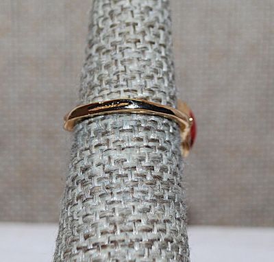 Size 6 RED Oval Glass Stone RING with Side "Paw" on a Gold Tone FRONT OPEN-ENDED Band (2.6g)