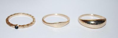 Size 8 Collection of 3 RINGS - All Gold Tone; 1 Twisted with Tiny Black Stone; and 2 Simple No Stones (4.3g)