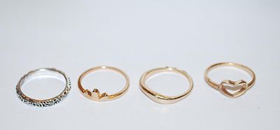 Size 6-6½ Collection of 4 RINGS - 1 Silver Tone, Rough Cut Band; 3 Gold Tone, Heart, Flower & Simple (4.6g)