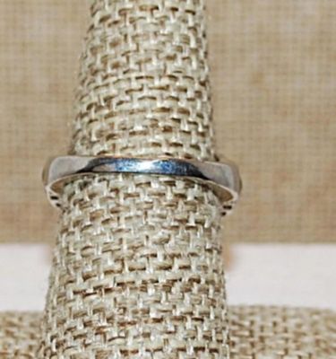 Size 9½ Marked .925 "Puffy" LIME GREEN Party Ring with a Single Main Clear Round Stone on a Silver Band (6.1g)