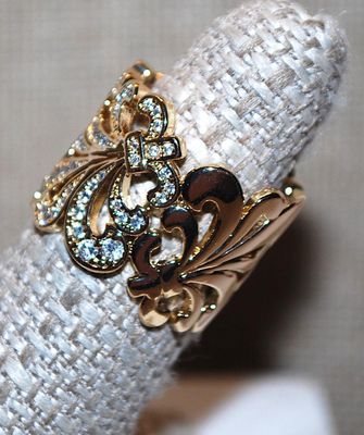 Size 6½ Infinity-Style (⅔) Gold Tone Showy RING with Bejeweled Bright Round Clear Stones on a Graphic Design Setting (9.7g)