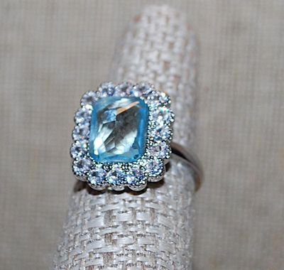 Size 10 Marked .925 Light BLUE Rectangle Glass Stone RING with a 16 Round Clear Stones Surround on a Silver Setting & Band (4.9g)