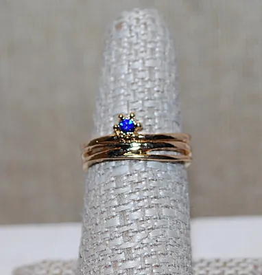 Size 7½ "Crown Style" RING with Small BLUE Stone on Overlapping Gold Tone Band (3.4g)