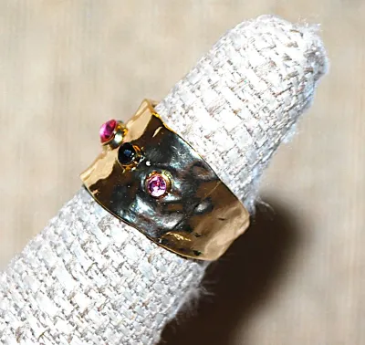 Size 7 Line of Alternating Pink, Clear & Black Colored Stones RING on a "Hammered" Gold Tone SPLIT BAND (4.4g)
