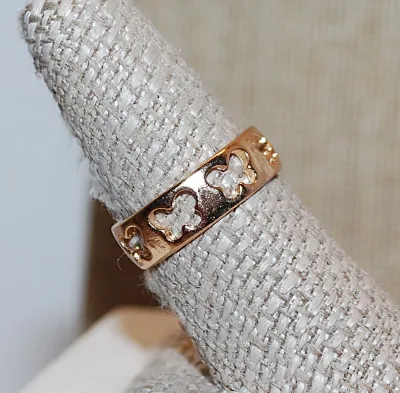 Size 8 Hollowed Out No Stones BUTTERFLY RING with a Gold Tone Band (2.4g)