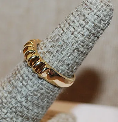 Size 8 Swirled "PUFFS" No Stones RING with Gold Tone Band (3.3g)