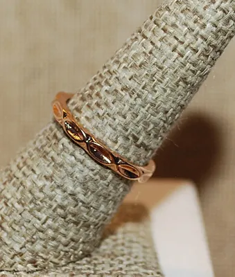 Size 7½ Delicate Horizontal Oval "Cups" No Stones RING with Gold Tone Band (2.1g)