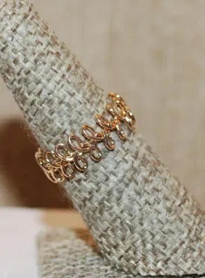 Size 7-8 Delicate Overlapping "LOOPS" RING on a Gold Tone SPLIT BAND (1.4g)
