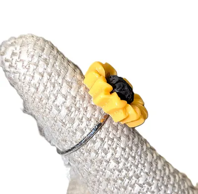 Size 7 "Black Eyed Susan" Composite RING with Thin Silver Tone Band (1.8g)