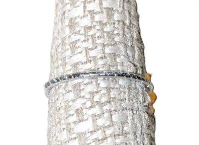 Size 7 "Black Eyed Susan" Composite RING with Thin Silver Tone Band (1.8g)
