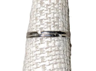 Size 7½ Delicate Single Blueish Round Stone RING with Silver Tone SPLIT BAND (0.8g)