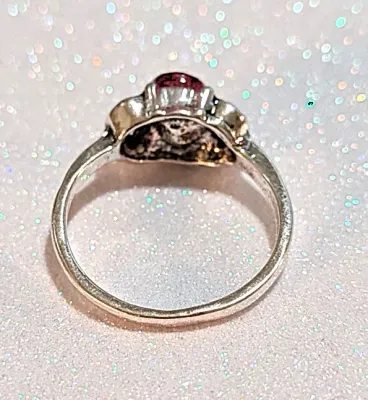 **NEW ARRIVAL** Size 6½ ACRYLIC RED OVAL OPAQUE STONE RING with "Dotted" Side Surround on a Silver Tone Setting (2.2g)