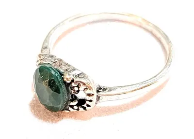 **NEW ARRIVAL** Size 9 ACRYLIC GREEN OVAL OPAQUE STONE RING with "Dotted" Side Surround on a Silver Tone Setting (2.2g)