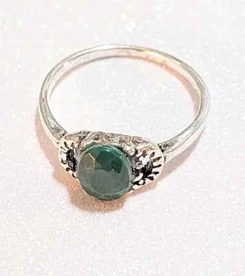 **NEW ARRIVAL** Size 9 ACRYLIC GREEN OVAL OPAQUE STONE RING with "Dotted" Side Surround on a Silver Tone Setting (2.2g)