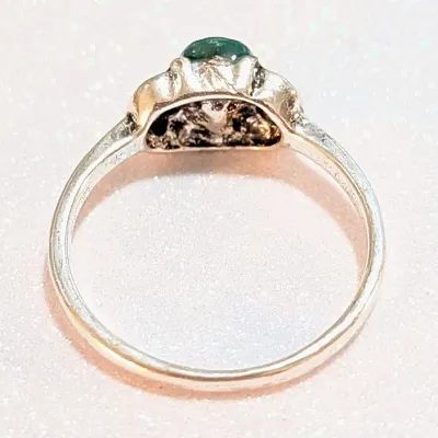 **NEW ARRIVAL** Size 9 ACRYLIC GREEN OVAL OPAQUE STONE RING with "Dotted" Side Surround on a Silver Tone Setting (2.2g)