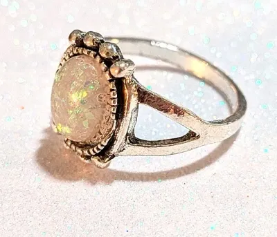 **NEW ARRIVAL** Size 9 WHITE OVAL Iridescent Stone STYLE RING with 8 Top & Bottom Globes Surround on a Silver Tone Setting (3.0g)