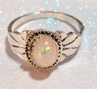 **NEW ARRIVAL** Size 9¼ WHITE OVAL Iridescent Stone STYLE RING with "Side Petals" on a Silver Tone Setting (2.8g)